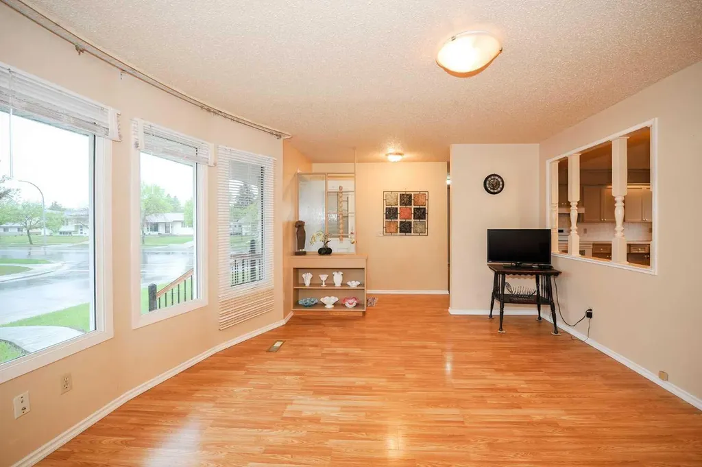 3911 57 Street Camrose AB T4V 3H6