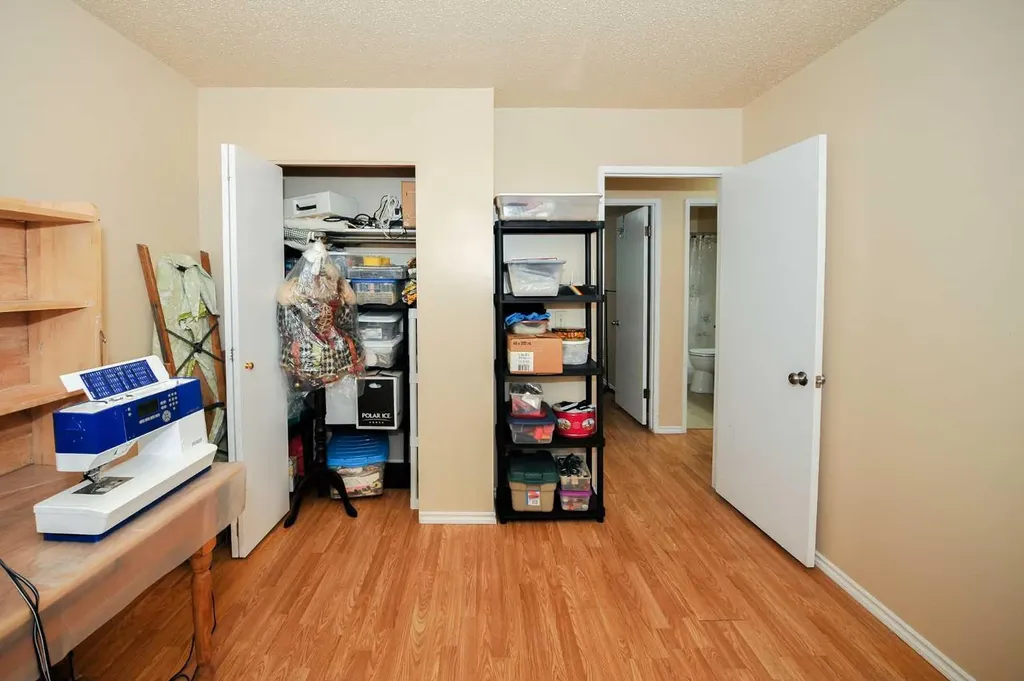 3911 57 Street Camrose AB T4V 3H6