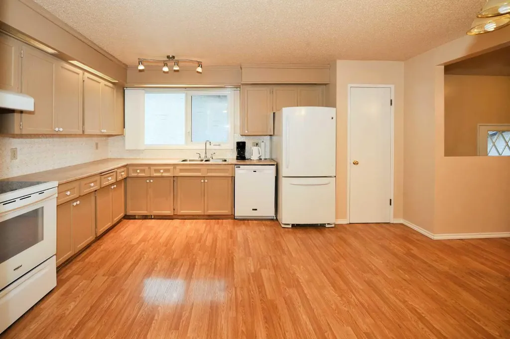 3911 57 Street Camrose AB T4V 3H6