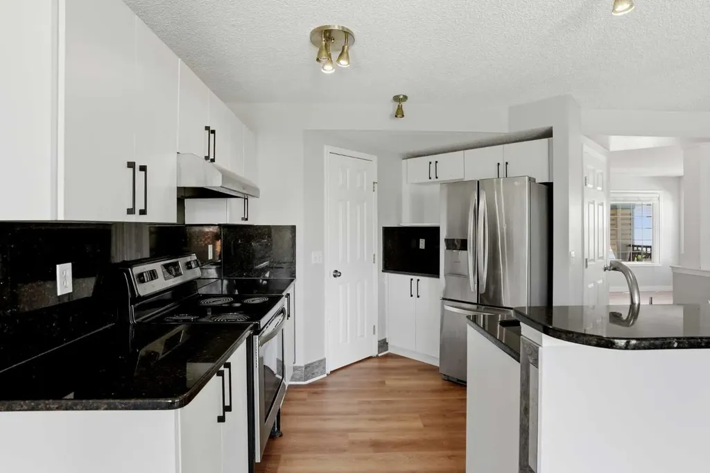 141 Shannon Square SW Calgary AB T2Y 4K3