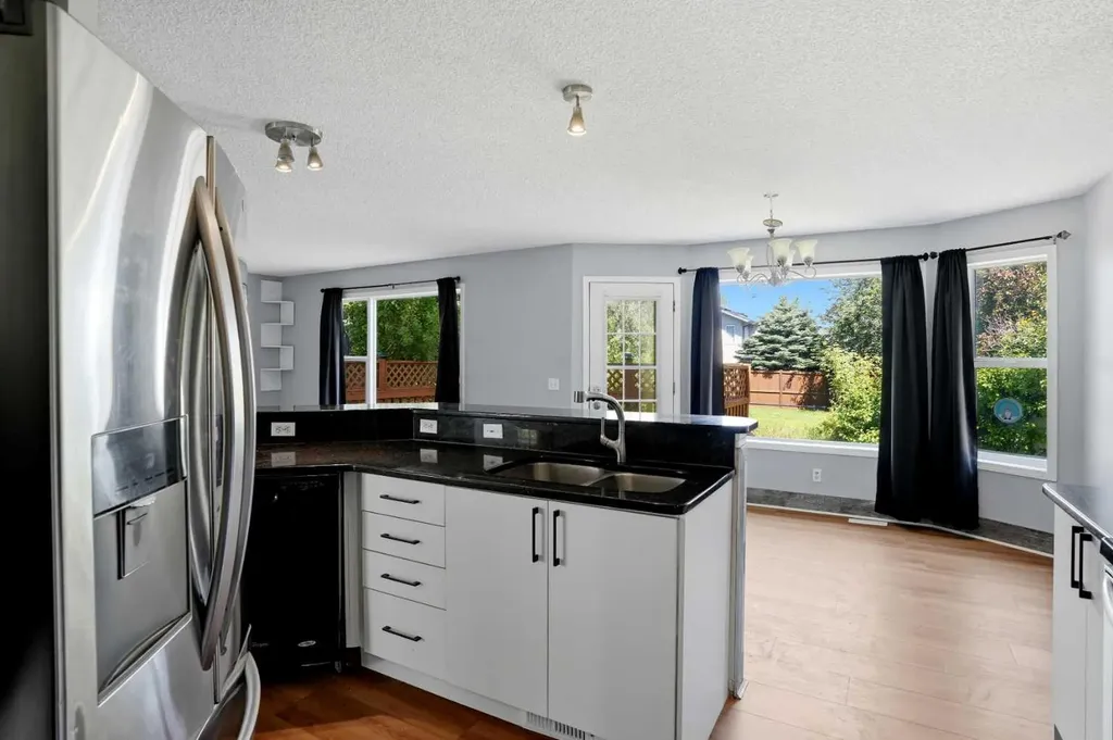 141 Shannon Square SW Calgary AB T2Y 4K3