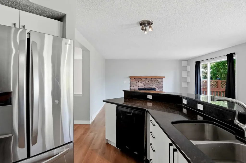 141 Shannon Square SW Calgary AB T2Y 4K3
