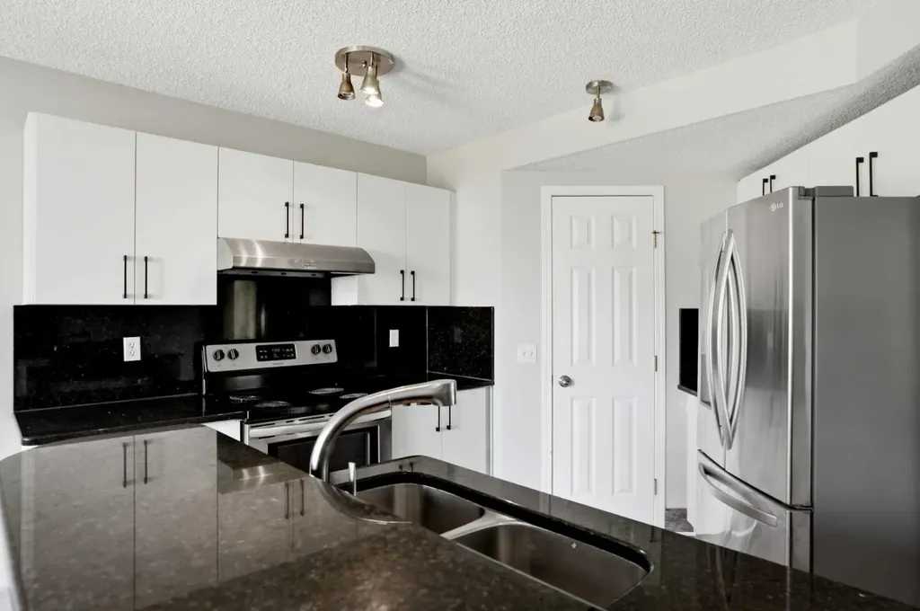 141 Shannon Square SW Calgary AB T2Y 4K3