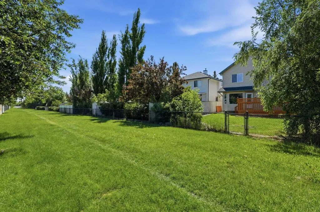 141 Shannon Square SW Calgary AB T2Y 4K3