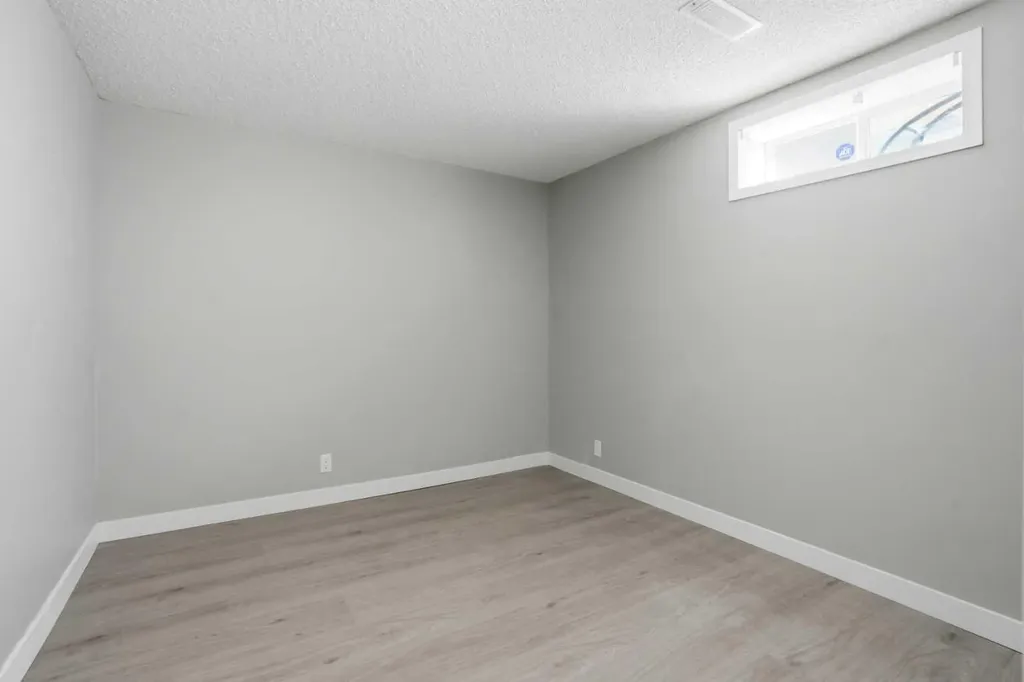 141 Shannon Square SW Calgary AB T2Y 4K3