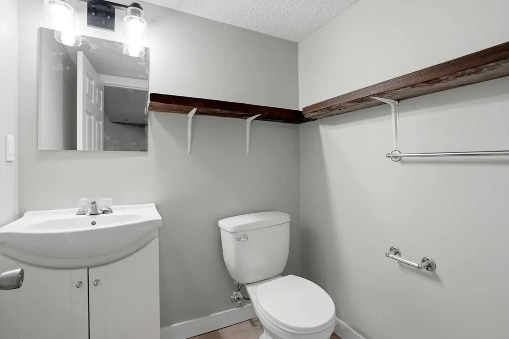 141 Shannon Square SW Calgary AB T2Y 4K3