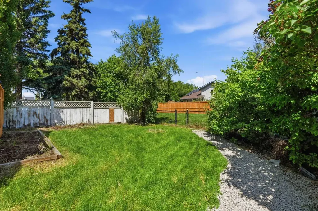 141 Shannon Square SW Calgary AB T2Y 4K3