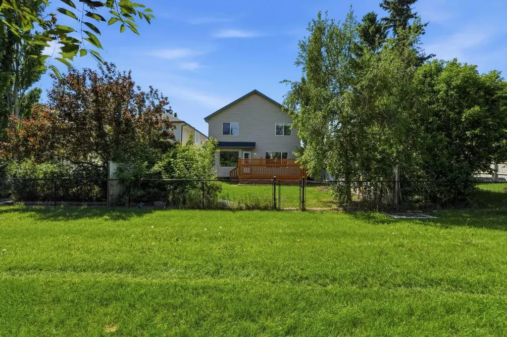 141 Shannon Square SW Calgary AB T2Y 4K3
