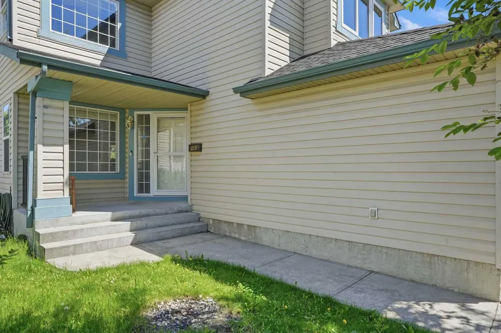 141 Shannon Square SW Calgary AB T2Y 4K3
