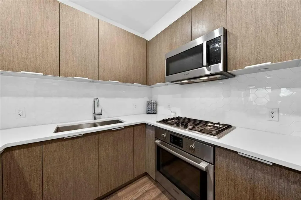 823 5 Avenue NW Calgary AB T2N0R5