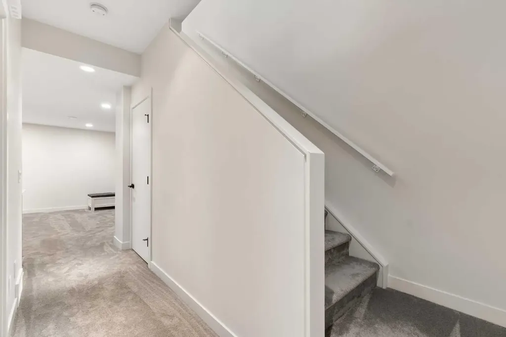 5406 21 Street SW Calgary AB T3E1L1