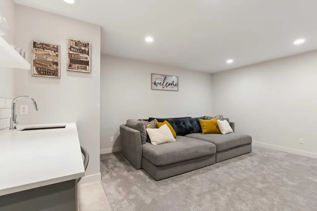 5406 21 Street SW Calgary AB T3E1L1