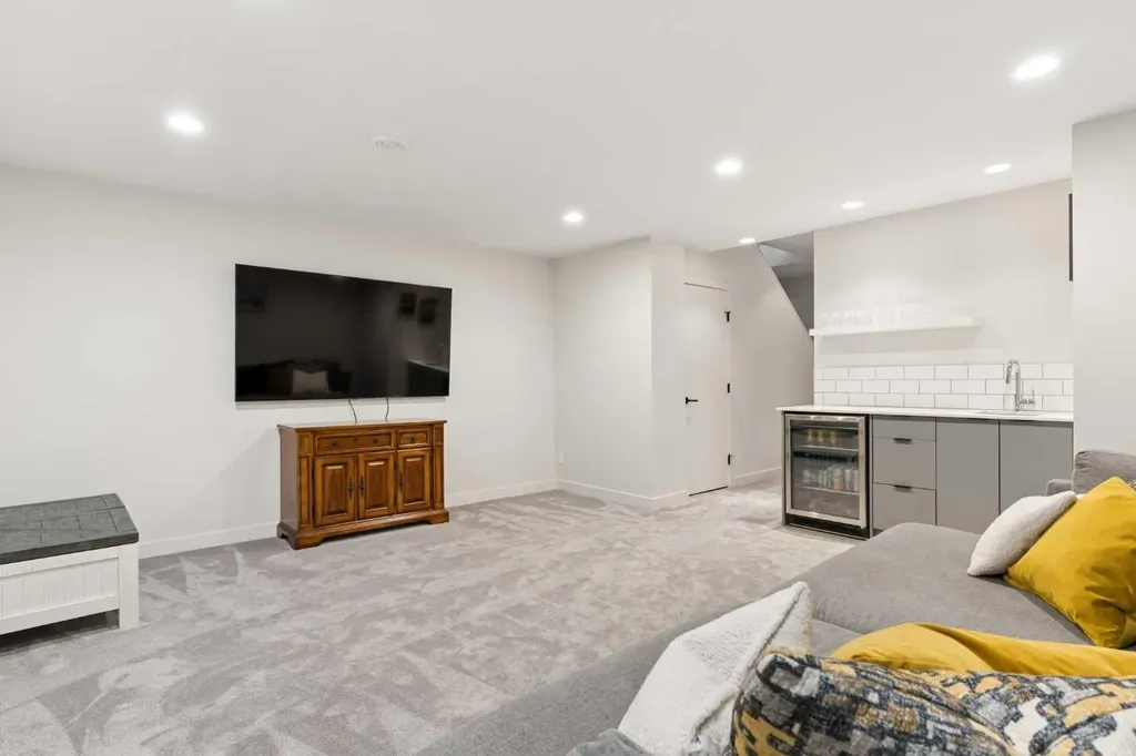5406 21 Street SW Calgary AB T3E1L1