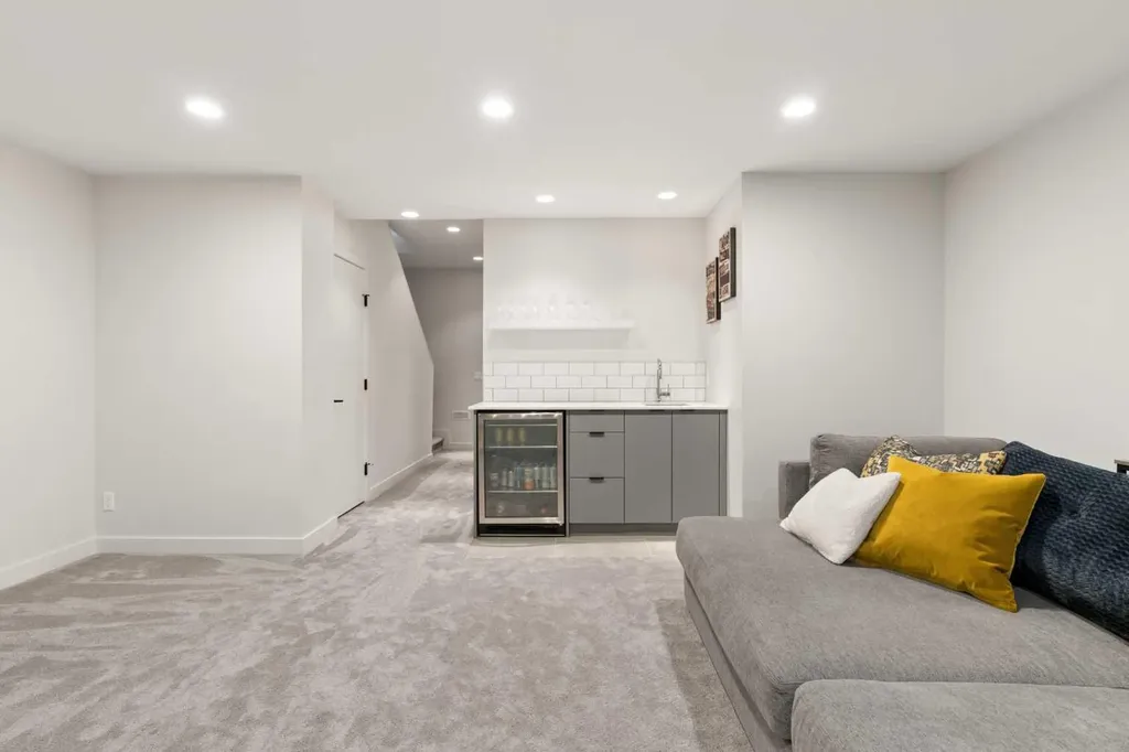 5406 21 Street SW Calgary AB T3E1L1
