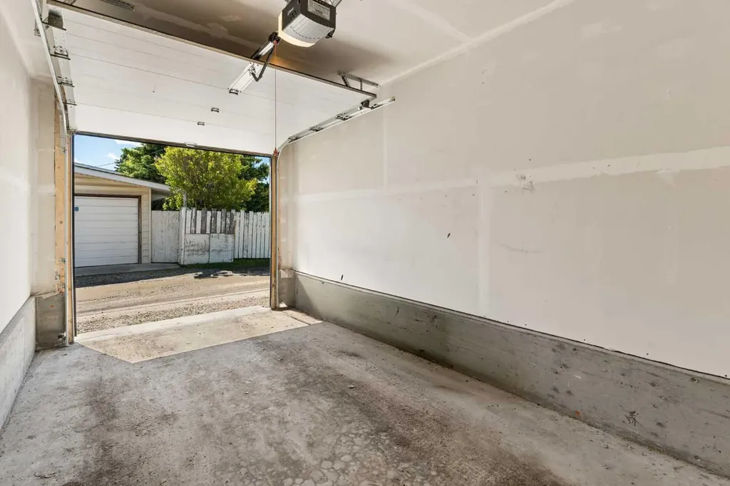 5406 21 Street SW Calgary AB T3E1L1