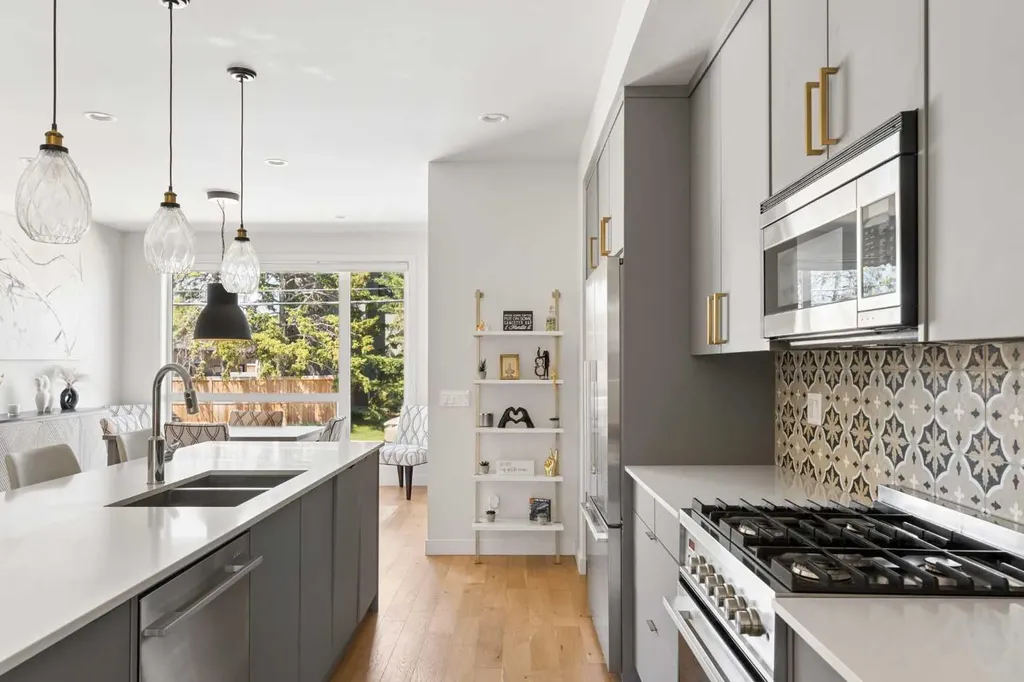 5406 21 Street SW Calgary AB T3E1L1