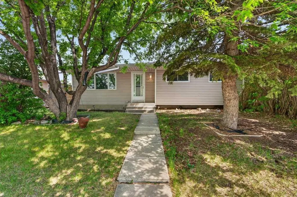 1632 Robson Crescent SE Calgary AB T2A 1Y7