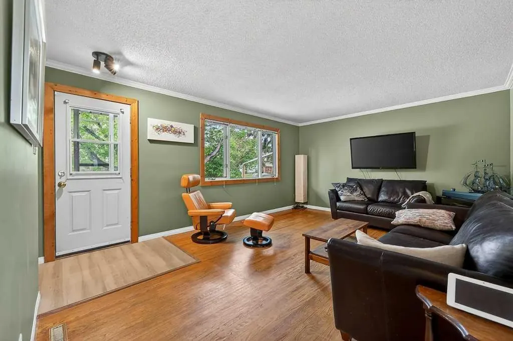 1632 Robson Crescent SE Calgary AB T2A 1Y7