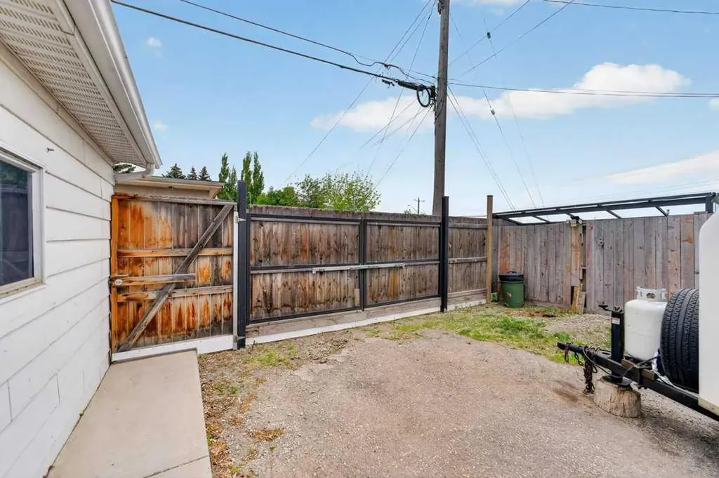 1632 Robson Crescent SE Calgary AB T2A 1Y7