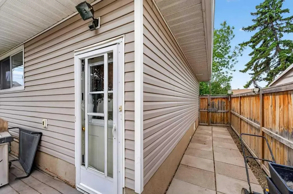 1632 Robson Crescent SE Calgary AB T2A 1Y7