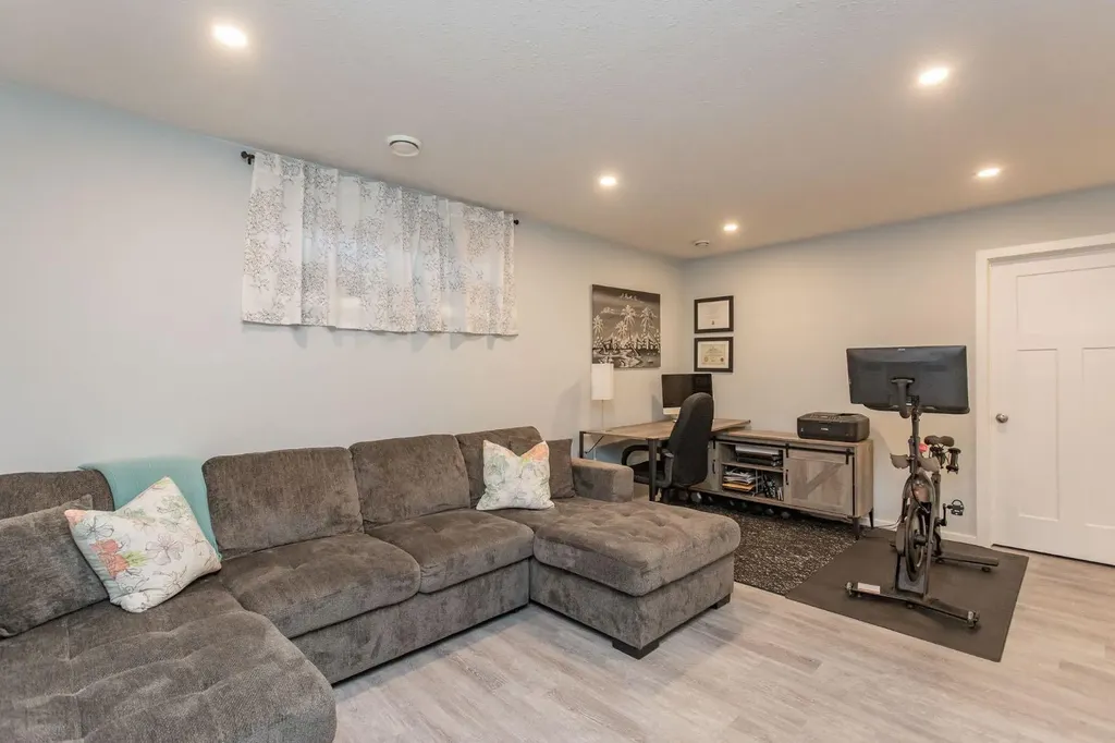 63 Bowman Circle Sylvan Lake AB T4S 0H9