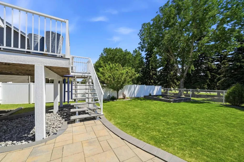 4603 Henner's Pointe Lacombe AB T4L 0C2