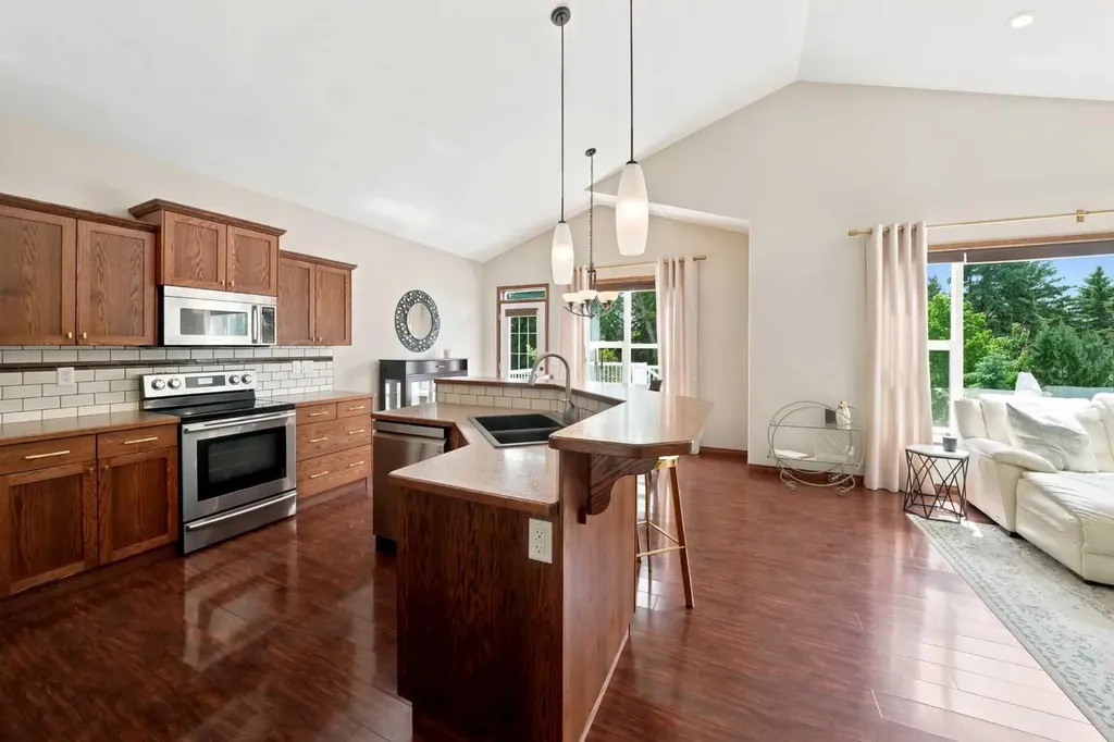 4603 Henner's Pointe Lacombe AB T4L 0C2
