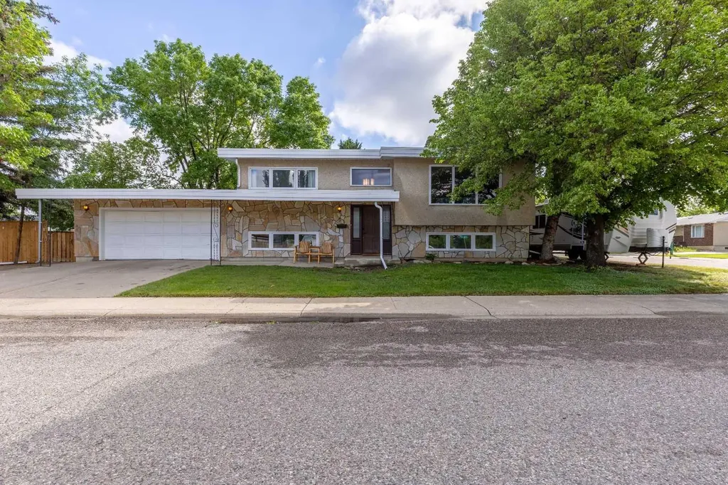 5 Larkspur Road N Lethbridge AB T1H4J6