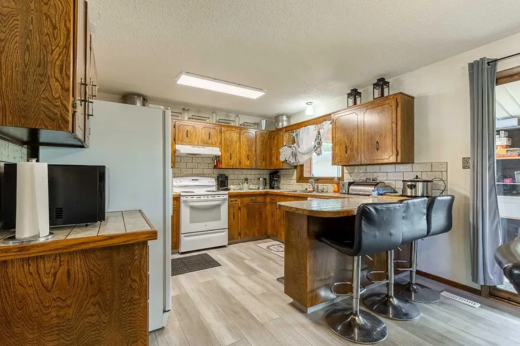 5 Larkspur Road N Lethbridge AB T1H4J6