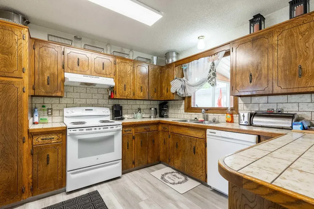 5 Larkspur Road N Lethbridge AB T1H4J6