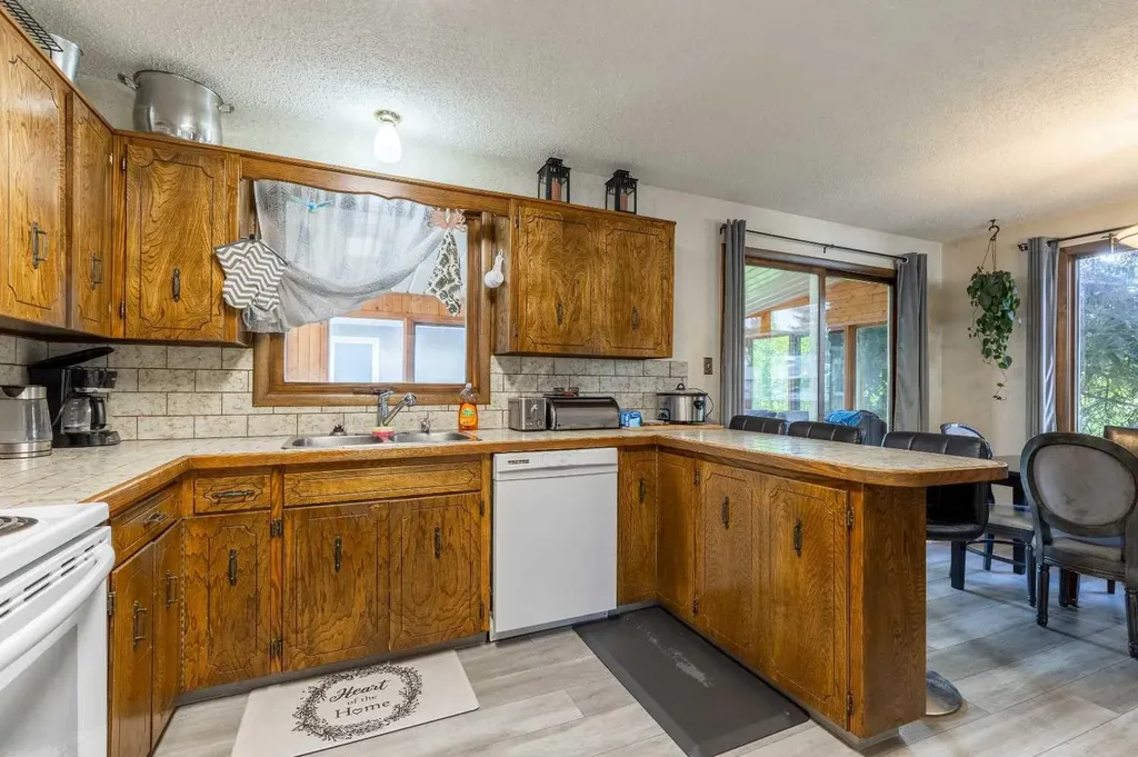 5 Larkspur Road N Lethbridge AB T1H4J6
