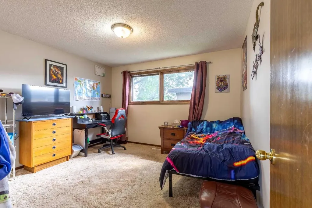 5 Larkspur Road N Lethbridge AB T1H4J6