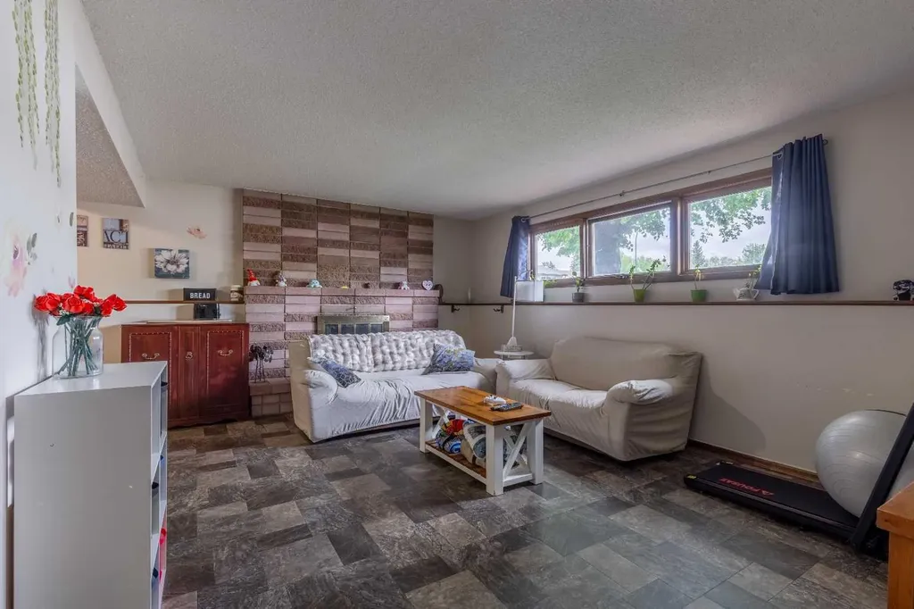 5 Larkspur Road N Lethbridge AB T1H4J6