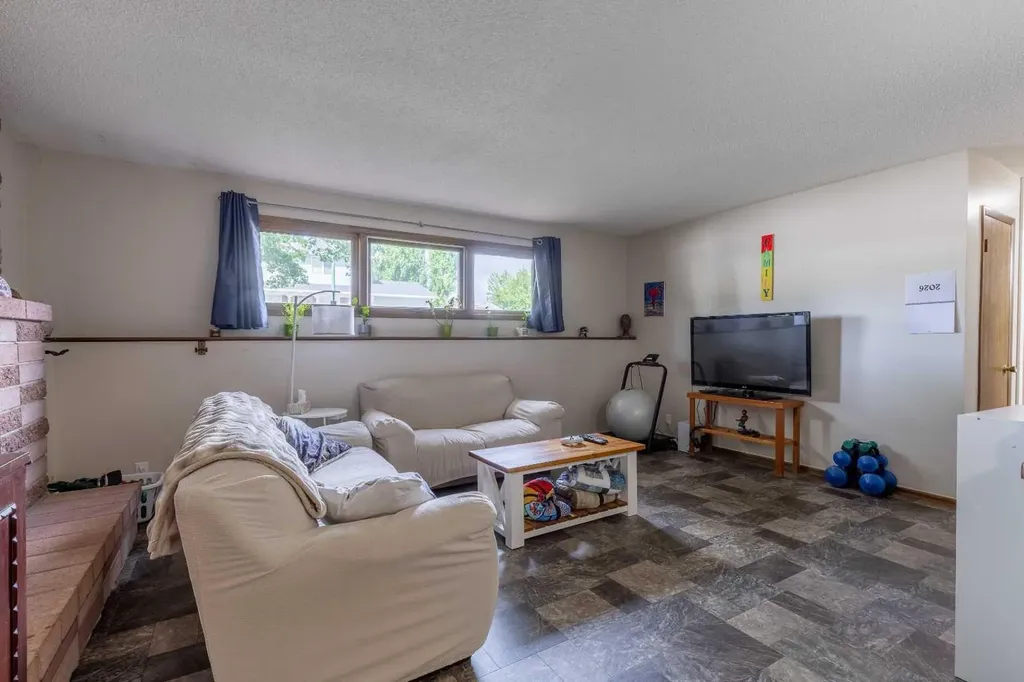 5 Larkspur Road N Lethbridge AB T1H4J6