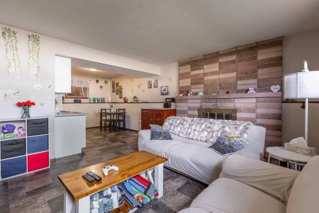 5 Larkspur Road N Lethbridge AB T1H4J6