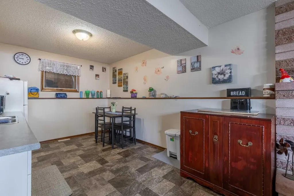 5 Larkspur Road N Lethbridge AB T1H4J6