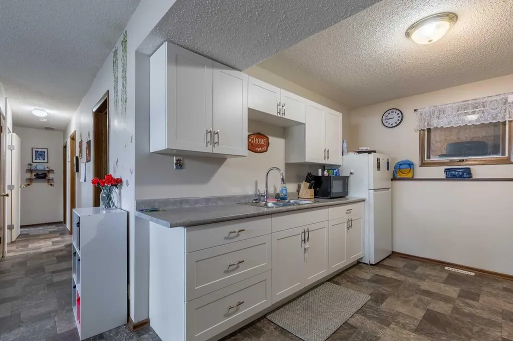 5 Larkspur Road N Lethbridge AB T1H4J6