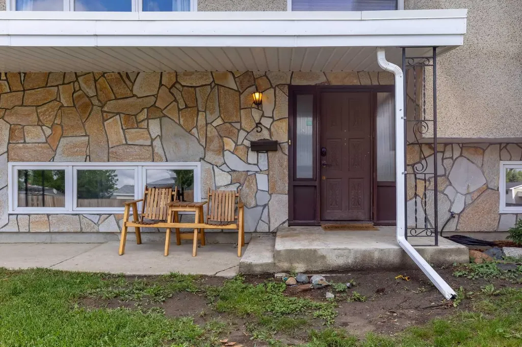 5 Larkspur Road N Lethbridge AB T1H4J6