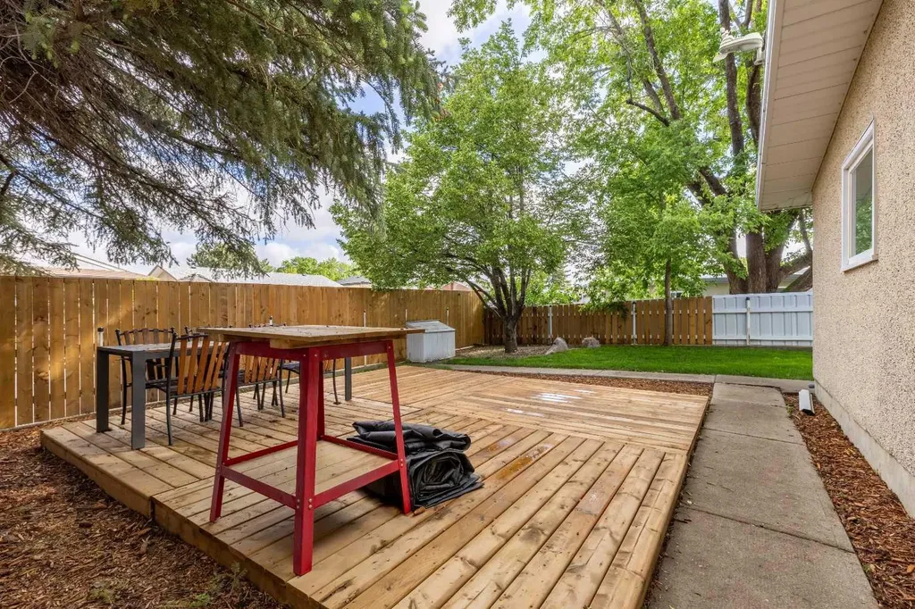 5 Larkspur Road N Lethbridge AB T1H4J6