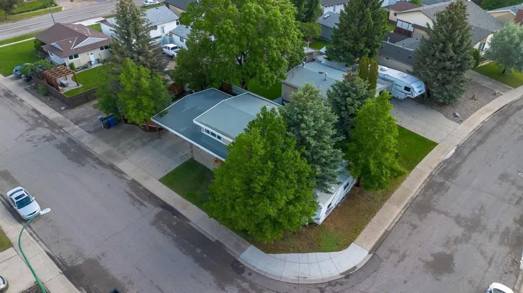 5 Larkspur Road N Lethbridge AB T1H4J6