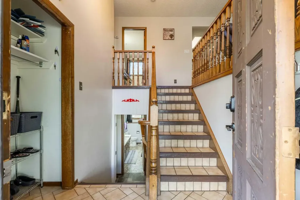 5 Larkspur Road N Lethbridge AB T1H4J6