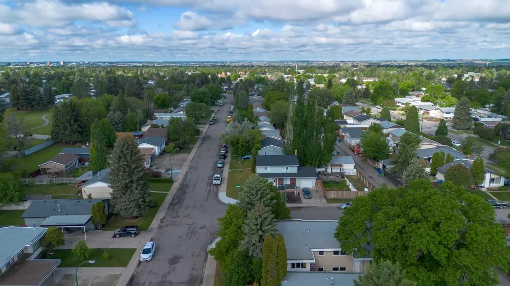 5 Larkspur Road N Lethbridge AB T1H4J6