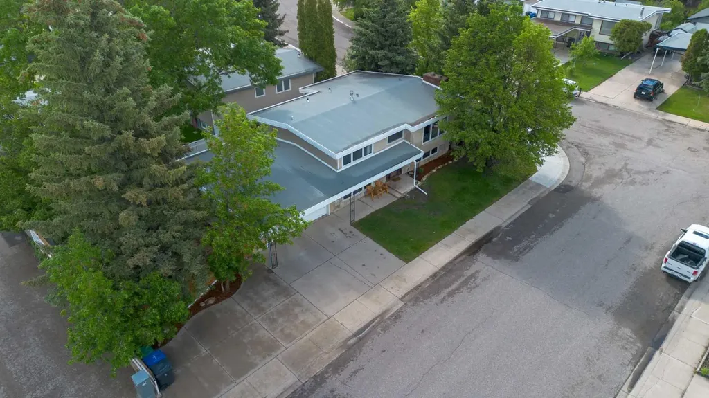 5 Larkspur Road N Lethbridge AB T1H4J6