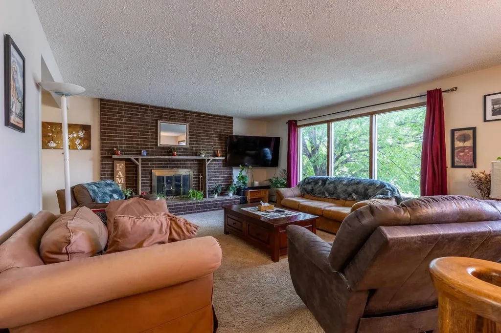 5 Larkspur Road N Lethbridge AB T1H4J6