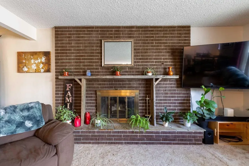 5 Larkspur Road N Lethbridge AB T1H4J6