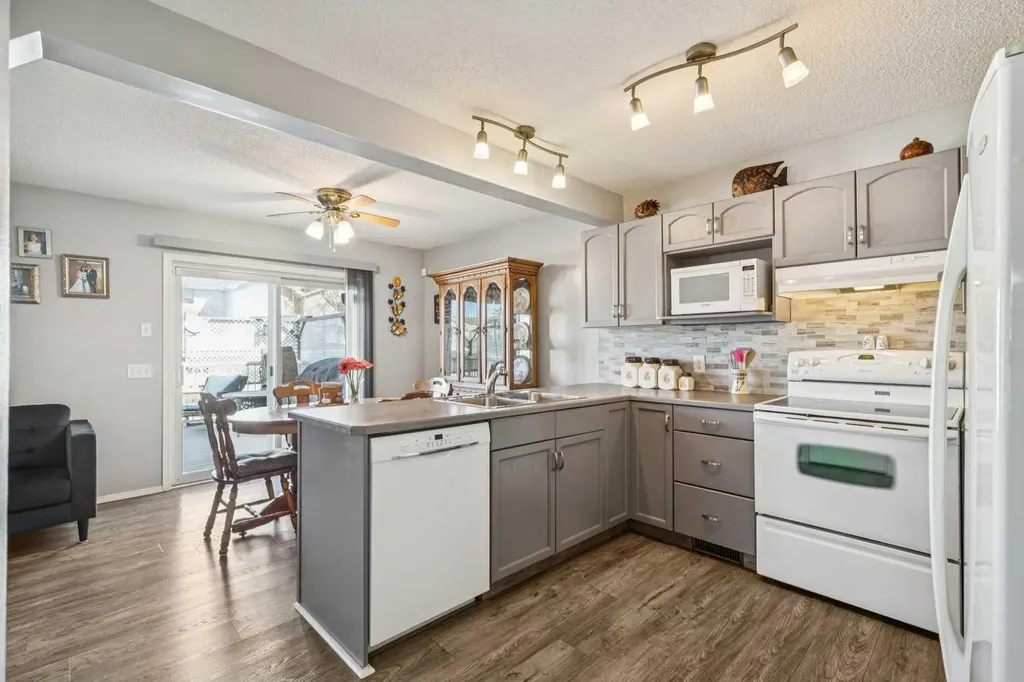 3 Riverwood Court SE Calgary AB T2C4E9
