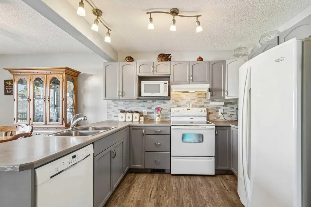 3 Riverwood Court SE Calgary AB T2C4E9