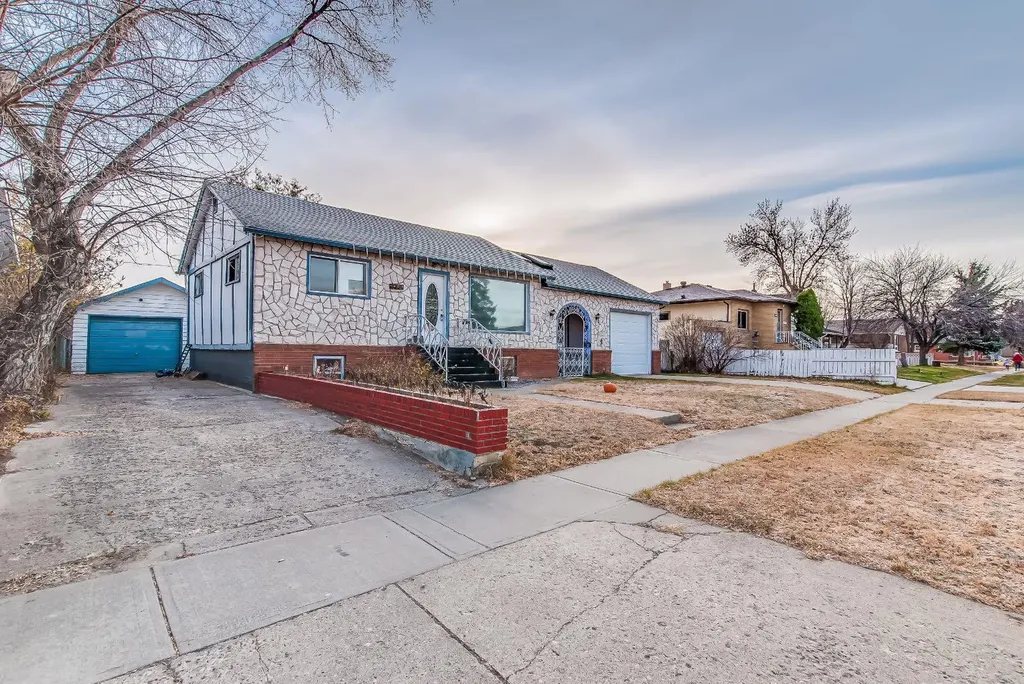 219 4 Street SE Redcliff AB T0J 2P0