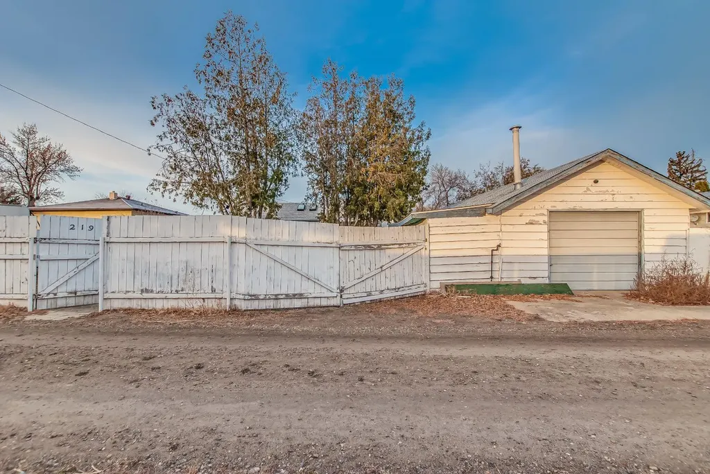 219 4 Street SE Redcliff AB T0J 2P0