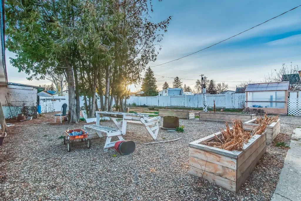 219 4 Street SE Redcliff AB T0J 2P0